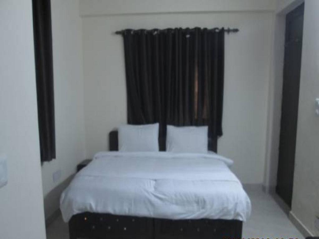Charanpahari Hotel Нью-Делі Номер фото