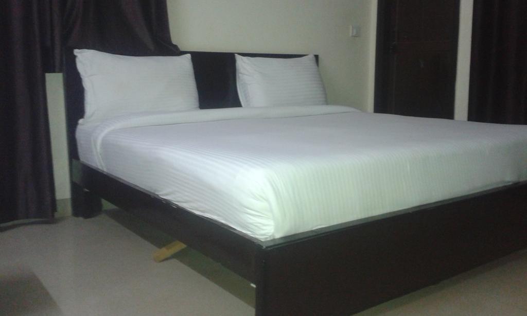 Charanpahari Hotel Нью-Делі Номер фото