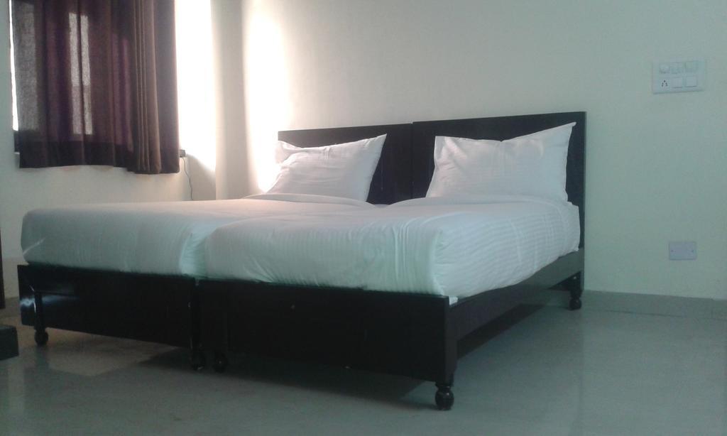 Charanpahari Hotel Нью-Делі Номер фото