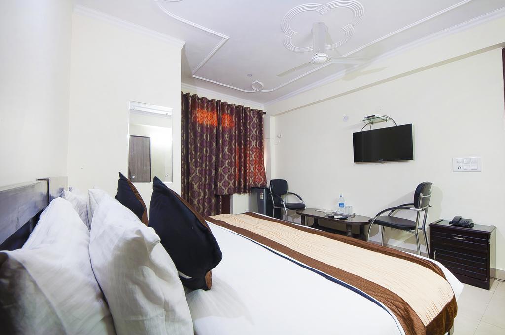 Charanpahari Hotel Нью-Делі Екстер'єр фото