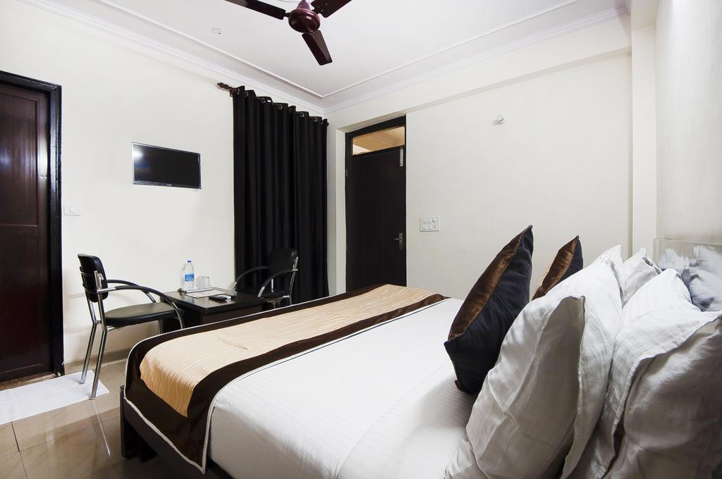 Charanpahari Hotel Нью-Делі Екстер'єр фото