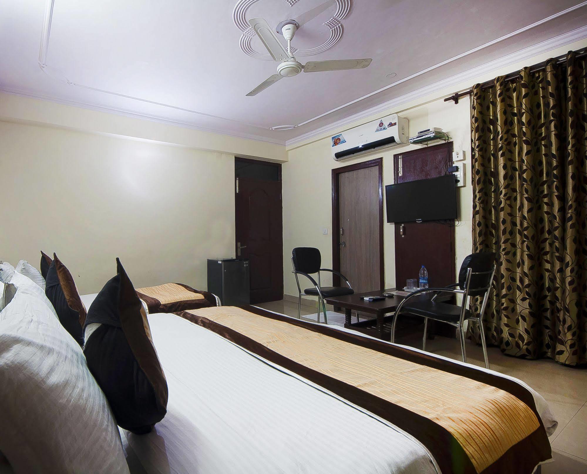 Charanpahari Hotel Нью-Делі Екстер'єр фото