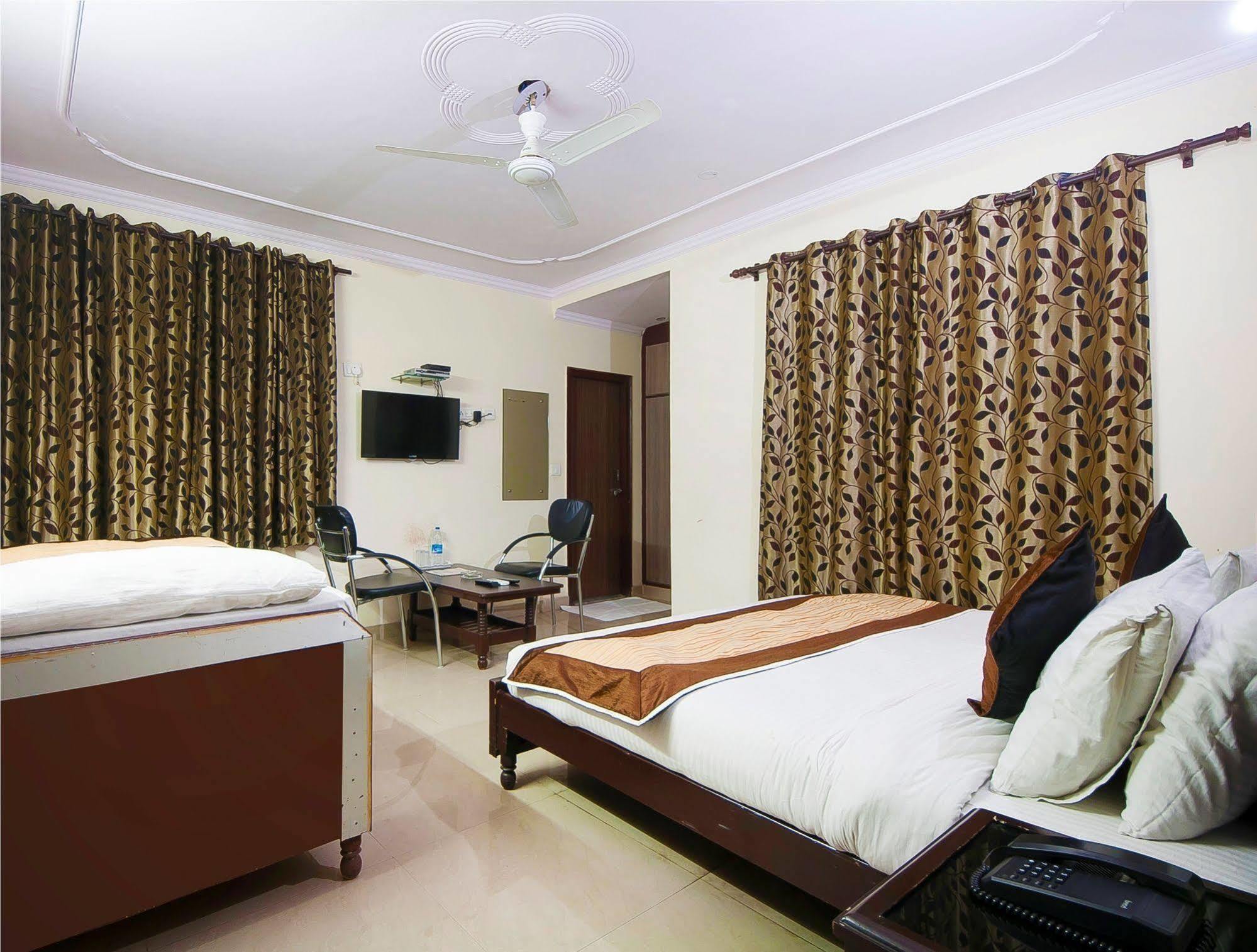 Charanpahari Hotel Нью-Делі Екстер'єр фото