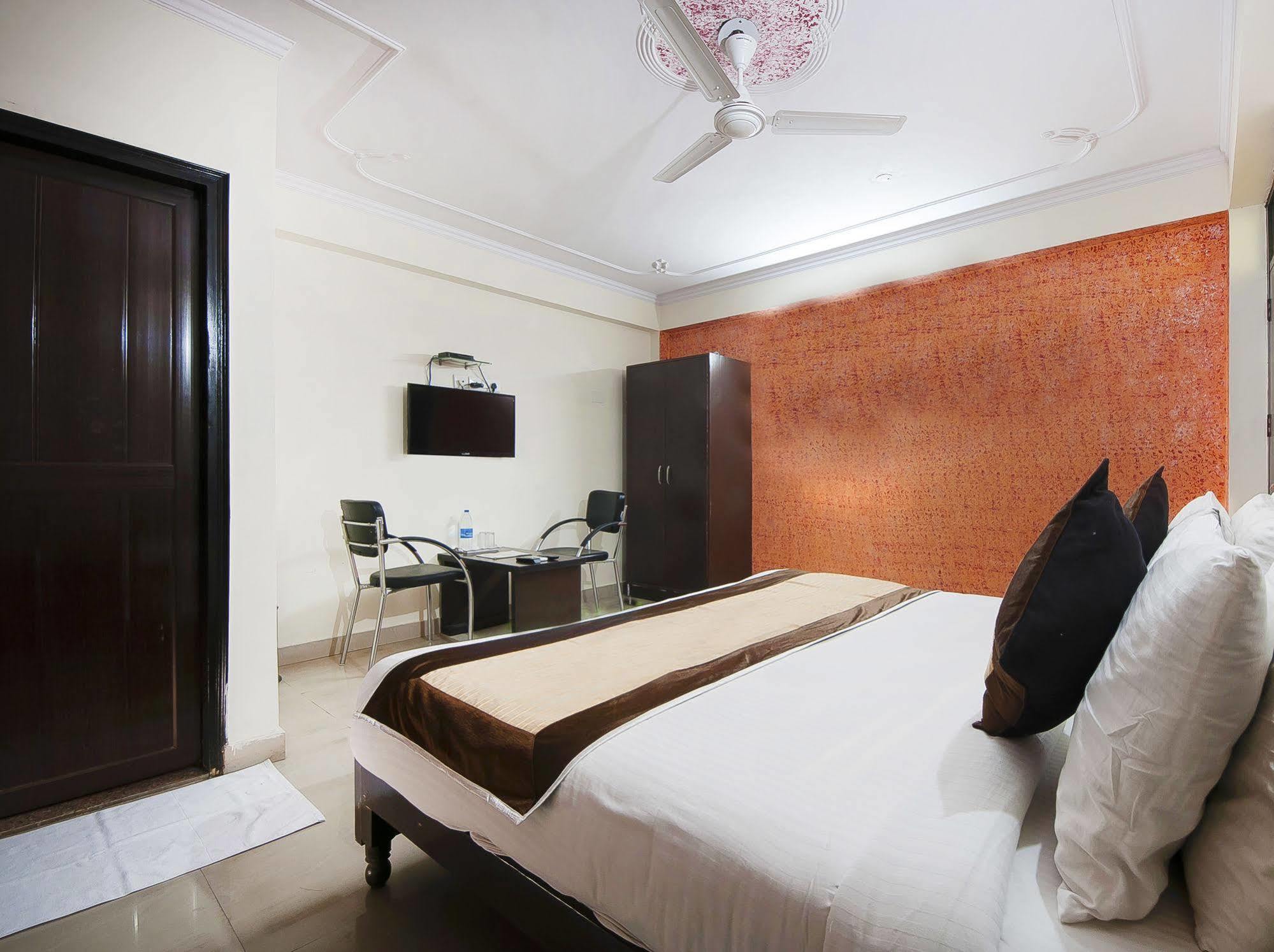 Charanpahari Hotel Нью-Делі Екстер'єр фото