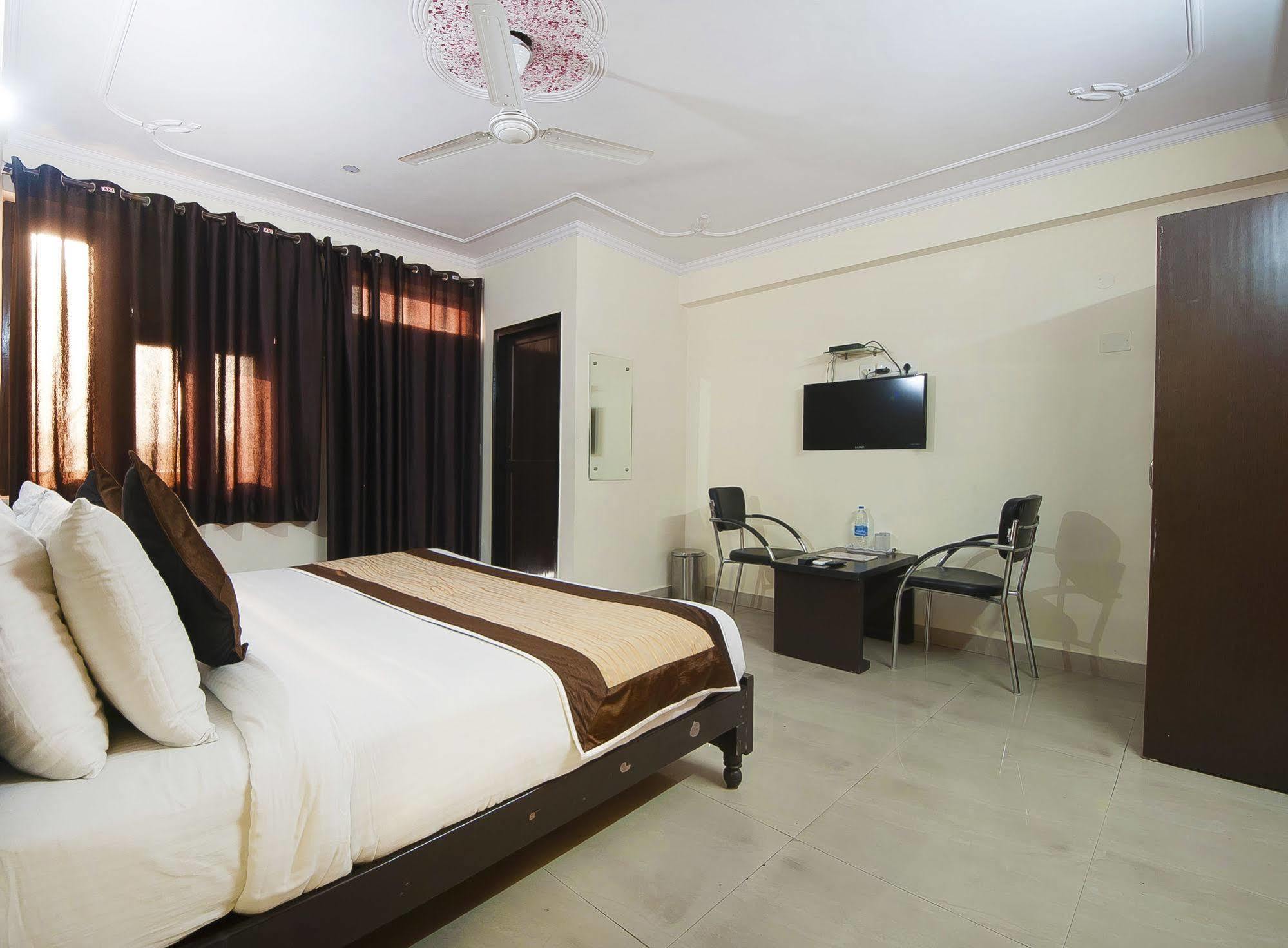 Charanpahari Hotel Нью-Делі Екстер'єр фото