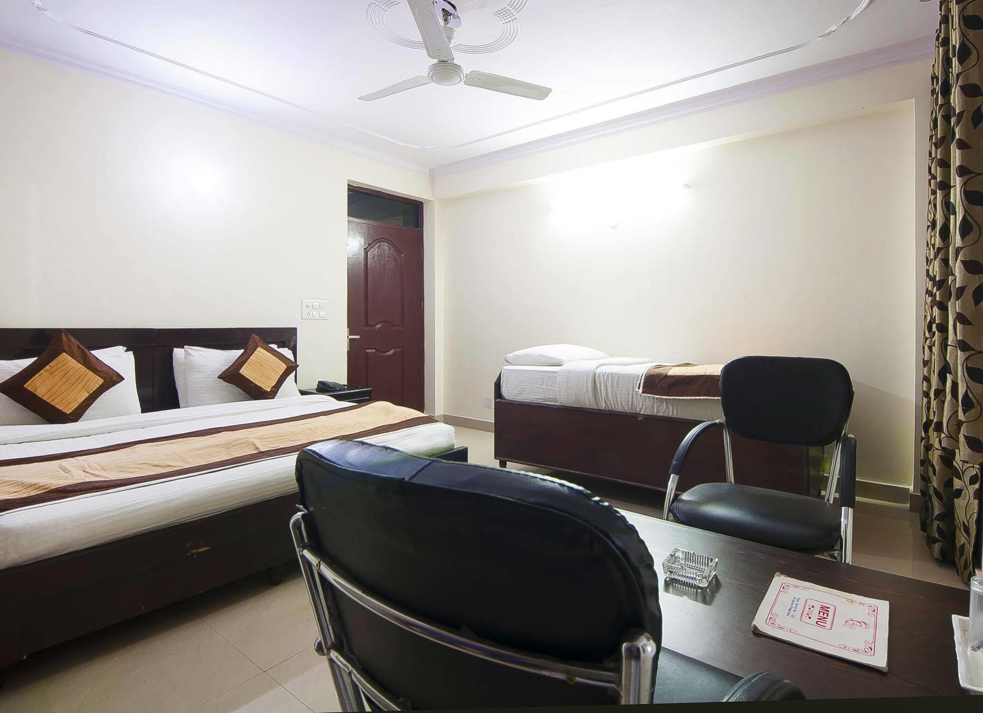 Charanpahari Hotel Нью-Делі Екстер'єр фото